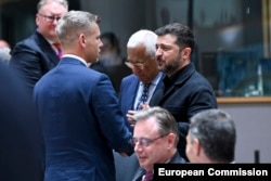 Премʼєр-міністр Угорщини Петер Мадяр та президент України Володимир Зеленський перед засіданням щодо України на саміті лідерів Євросоюзу у Брюсселі, Бельгія, 18 червня 2026 року