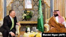 مایک پومپئو (چپ) در کنار محمد بن سلمان، هر دو از امضاکنندگان بیانیه مشترک