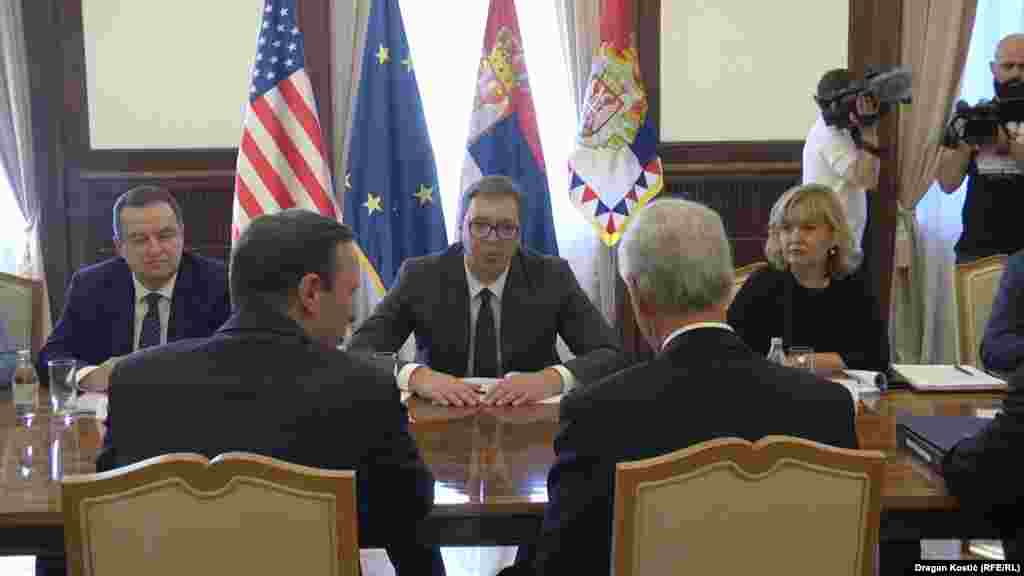 САД / СРБИЈА - Американските сенатори, демократот Крис Марфи и републиканецот Рон Џонсон во Белград разговараа со претседателот на Србија Александар Вучиќ за дијалогот со Приштина, а потоа имаа состанок со членови на пратеничката група за пријателство со САД.