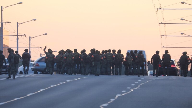 Жорсткий розгін, водомети та гумові кулі: фото другої ночі протестів у Білорусі (фотогалерея)