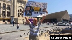 AXCP fəalı Füzuli Hüseynov təkbaşına aksiya keçirir. İyun 2017