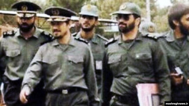 فریدون وردی‌نژاد (نفر دوم از راست) در کنار رحیم صفوی جانشین وقت فرمانده سپاه در اوائل دهه ۷۰