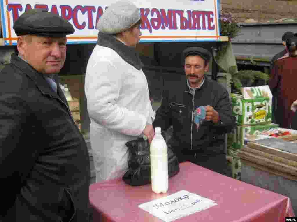 Узган шимбәдә Казанның Мәскәү базарында Балтач һәм Буа районы вәкилләре сәүдә итте. Рәсмиләр арзанрак азык-төлек, яшелчә тәкъдим ителүче мондый ярминкәләр Яңа елга кадәр булып торачак дип белдерә. Мондый ярминкәләр пенсиягә генә көн итүче өлкәннәр һәм аз керемлеләр күңеленә хуш килә. Көзге ярминкәләр вакытында шәһәр халкы арзан бәягә кышка җитәрлек бәрәңгесен, кишерен, суганын һәм кәбестәсен алып калырга тырыша.