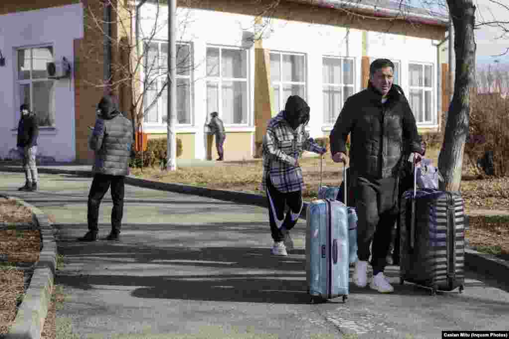 Joi și pe parcursul întregii zile de vineri ucraineni și-au părăsit țara, unii trecând pe jos în țările vecine. Imagine din punctul de frontieră Siret, România, 25 februarie 2022.
