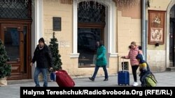 У Львів прибувають мешканці з інших регіонів, частина виїжджає за кордон