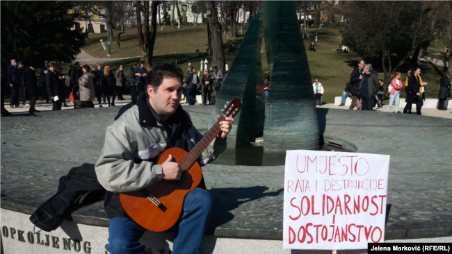 Antiratnim pjesmama građani poručili da inavzija na Ukrajinu mora stati
