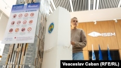 Alegător la secția de votare de la Academia de Studii Economice din Moldova (ASEM), alegeri parlamentare 2025.