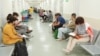 Oameni, așteptând la Institutul Oncologic din Chișinău (imagine simbol)