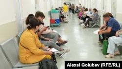 Preparatele necesare pentru tratamentul pacienților cu melanom lipsesc de doua luni. În imagine: Oameni așteptând pe coridoarele Institutului Oncologic din Chișinău. Poză simbol
