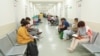 Oameni care stau în rând la Institutul Oncologic. Poză simbol