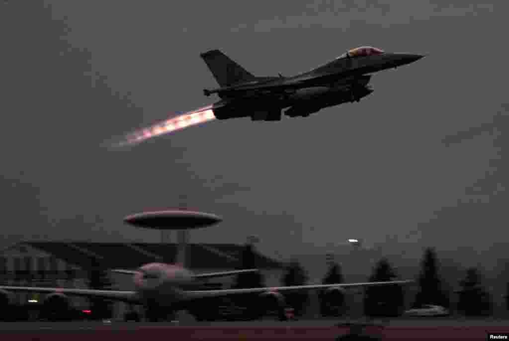 Një aeroplan amerikan F-16 duke u ngritur nga baza e NATO-s, në Aviano të Italisë, për të sulmuar caqet e ushtrisë dhe policisë në Serbi, 24 mars 1999. Vincenzo Pinto/Reuters.&nbsp; 