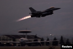 Винищувач F-16 FALCON ВПС США злітає з авіабази «Авіано» в Італії