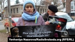 Вшанувати пам’ять загиблих через Голодомор дітей прийшли як запорізькі активісти, так і городяни, чиї рідні пережили Великий Голод