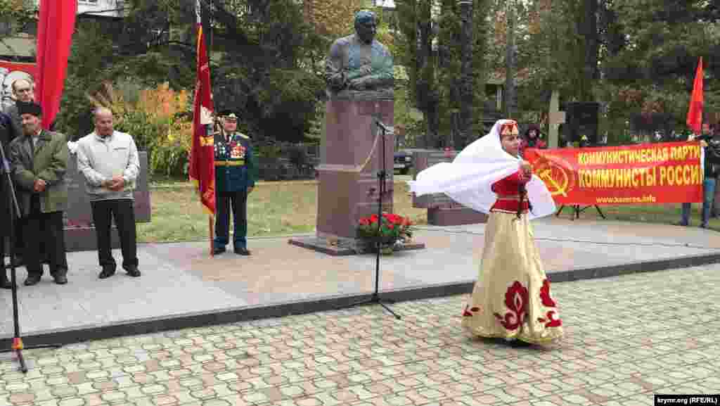 По этому поводу на митинге выступили крымскотатарские певцы и танцоры.