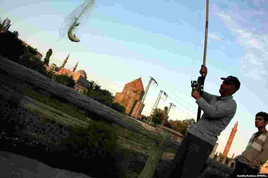 Qarsda müxtəlif kəsim insanlardan Bakı-Tbilisi-Qars dəmir yolu layihəsi ilə bağlı söhbətləşdik. Layihə ilə bağlı əksər insanların gözləntisi böyükdür. Rəsmilərin dediyinə görə bu ilin sonuna qədər layihə tamamlanacaq və ilk qatar reysdə hərəkət edəcək. Amma bu layihə insanların gözləntilərinə cavab verəcəkmi? Bunun cavabını zaman verəcək.