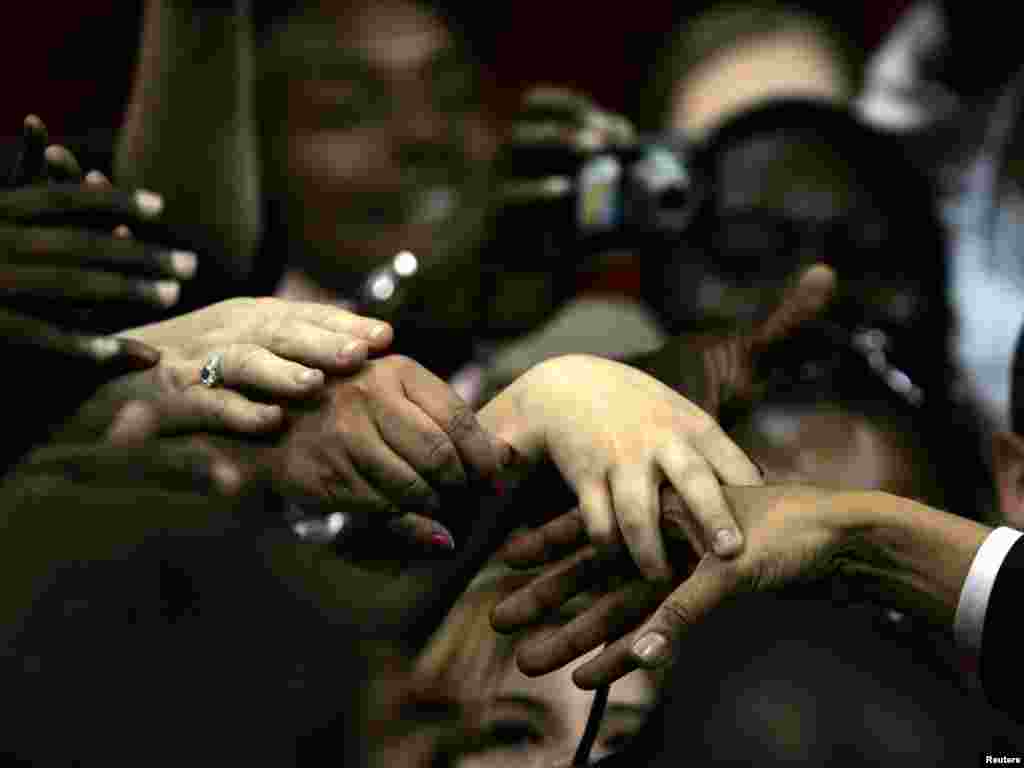 Supporters reach out to touch the hand of democratic presidential candidate Senator Barack Obama (D-IL) after he spoke at a rally in Dallas, Texas February 20, 2008. REUTERS/Jessica Rinaldi 