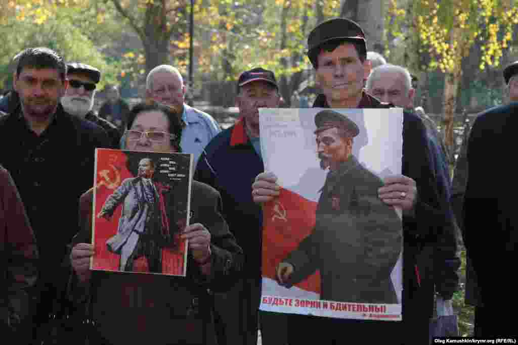 Учасники мітингу від партії «Комуністи Росії»