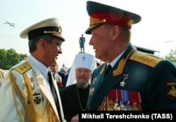 Alekszandr Dvornyikov tábornok (jobbra) a krími Szevasztopolban, a fekete-tengeri orosz flotta otthonában 2016-ban. A mostani háborús művelet élére csak a kezdeti kudarcok után jó néhány héttel nevezték ki