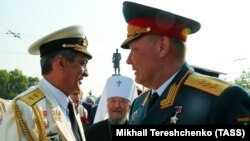 Генерали артиш Александр Дворников (аз рост)