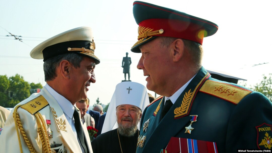 Александр Дворников (справа)