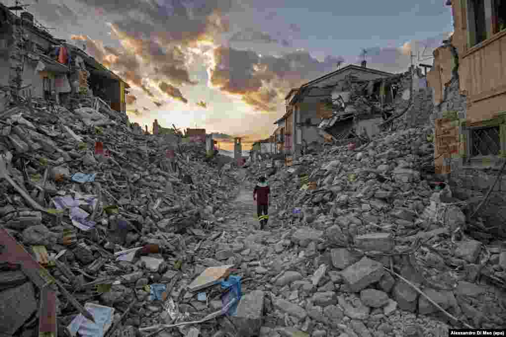 Rescue teams search for victims in the rubble of the village of Lazio in Amatrice, Italy, on September 1. &nbsp;A devastating 6.0 magnitude earthquake on August 24 left nearly 300 dead. (epa/Alessandro di Meo)