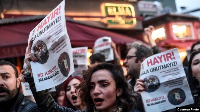 Referendumda «yox» deyənlərin aksiyası. İstanbul.