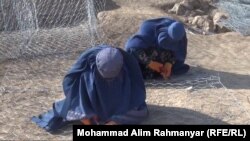 گبیون‌بافی توسط دفتر حمایت از کودکان به زنان در شبرغان آموزش داده شده است