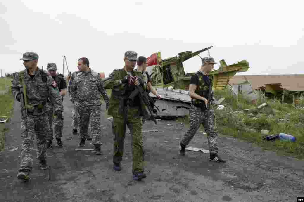 17 шілде күні Малайзия әуе компаниясының Боинг-777 жолаушылар ұшағы Украинаның шығысындағы Донецк облысында&nbsp;апатқа ұшырап, бортындағы 298 адам (9 мемлекеттің азаматтары) түгелдей&nbsp;қаза тапты.&nbsp;Ресей мен Украинадағы ресейшіл сепаратистер бұған Украина билігін айыптайды, ал Киев &laquo;ұшақты зымыранмен атқан &ndash; сепаратистер&raquo; дейді.&nbsp;АҚШ, Еуропа Одағы және авиация саласындағы ұйымдар апатты халықаралық бақылаушылар көмегімен тексеруге&nbsp;шақырды. Суретте:&nbsp;Өзін өзі Донецк облысының губернаторы деп жариялаған Павел Губарев (сол жақтан үшінші) Boeing 777 жолаушылар ұшағы құлаған жерде жүр. 18 шілде 2014 жыл.