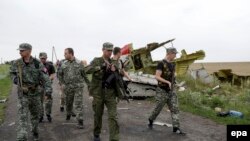 Ҷудоихоҳон дар назди пораҳои ҳавопаймо