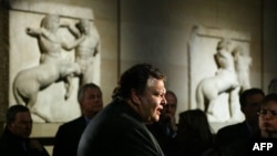 Мрамор Элгина в Британском музее. На переднем плане - министр культуры Греции Евангелос Венизелос, 2002 год.