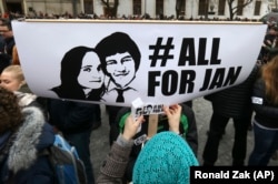 Плакат із зображенням вбитих журналіста Яна Куціака та його подруги Мартіни Кушнірової на антиурядовій демонстрації, Братислава, березень 2018 року