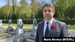Посол України у Празі Євген Перебийніс. Покладання квітів до пам'ятника воїнам Червоної Армії на Ольшанському кладовищі. 8 травня 2021 року