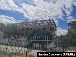 Nedovršena zgrada Univerziteta u Severnoj Mitrovici, jun 2026.