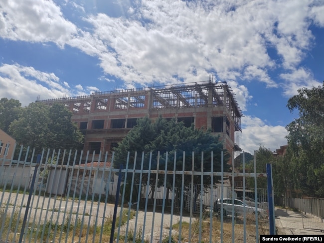 Shkolla Fillore "Vuk Karaxhiq" në Zveçan e fotografuar në qershor të vitit 2026.
