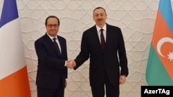 Azerbaijani President Ilham Aliyev welcomes French President Francois Hollande to Baku on April 25.