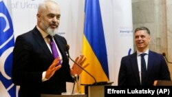 Ուկրաինա - ԵԱՀԿ գործող նախագահ Էդի Ռամայի (ձախից) և Ուկրաինայի ԱԳ նախարար Վադիմ Պրիստայկոյի համատեղ ասսուլիսը Կիևում, 20-ը հունվարի, 2020թ.