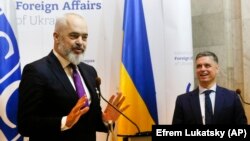 Edi Rama (left), the OSCE chairman-in-office, and Ukrainian Foreign Minister Vadym Prystayko attend a news conference in Kyiv on January 20.