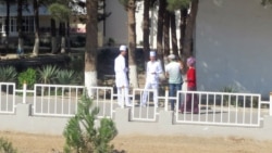 Diňle: Balkanly näsaglar hassahanalara ‘peçli we krowatly’ barmaly bolýandyklaryny aýdýarlar, saglyk resmisi muny ret edýär