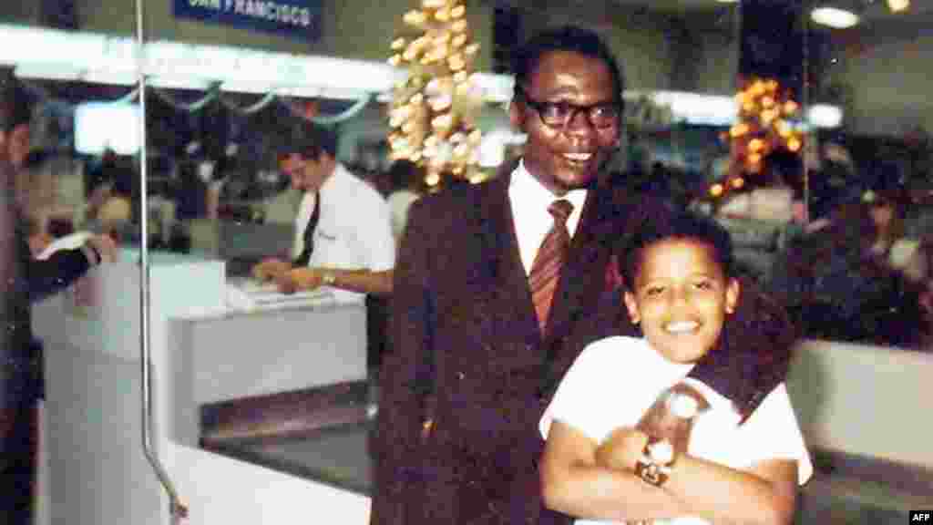 Барак Обама в подростковые годы со своим отцом-кенийцем на Гавайях, 1972 год