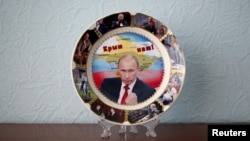 Suvenir sa likom Vladimira Putina koji poručuje "Krim je naš"