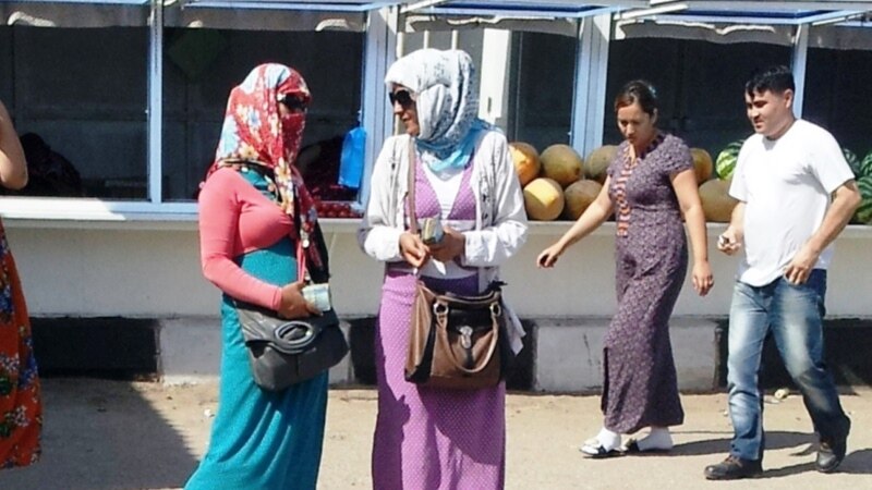 Aşgabat: Gara bazarda dollar 24 manada çenli arzanlady