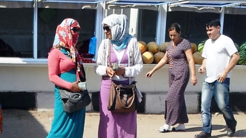 Türkmenistanda dollaryň ‘gara bazardaky’ nyrhy pese gaçýar