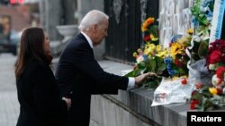 Віце-президент США Джо Байден покладає квіти на місці загибелі Героїв Небесної сотні, Київ, 21 листопада 2014 року
