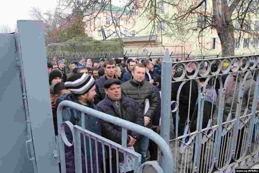Ажиотаж поднялся после того как в Крыму появились слухи о том, что после 20 декабря тех, кто не встал на военный учет, будут подвергать административному взысканию в виде штрафа.