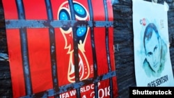Плакаты, призывающие к бойкоту чемпионата мира по футболу в России.