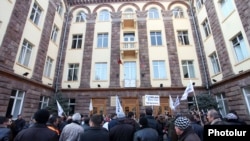 Акция протеста железнодорожников перед административным зданием ЮКЖД, 10 февраля 2014 г. 