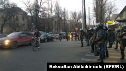 Милиция аянттан жана анын айланасындагы көчөлөрдөн митингчилерди сүрүп чыгарды. Бишкек. 2-март, 2020-жыл.