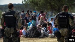 Спецпризначенці поліції Македонії стережуть свого кордона від напливу нелегалів, 21 серпня 2015 року