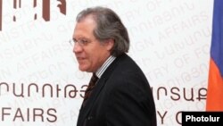 Министр иностранных дел Уругвая Луис Леонардо Альмагро Лемесу во время пресс-конференции в Ереване, 4 мая 2012 г․