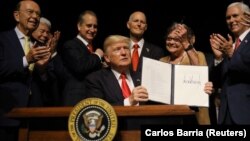 Donald Trump Mayamidəki Manuel Artime teatrında ABŞ-Kuba siyasətinə dair sərəncamını nümayiş etdirir. 16 iyun 2017